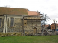 stav opravy věže kostela v Lenešicích