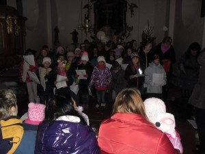 děti zpívají koledy v kostele Lenešice