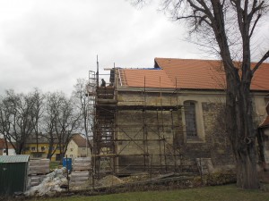 stav opravy věže kostela v Lenešicích 2014