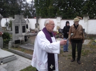 dušičková pobožnost na hřbitově Lenešice
